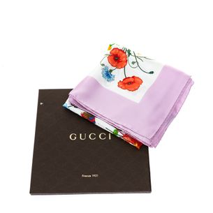 Lenco-Gucci-Estampa-Floral-e-Rosa